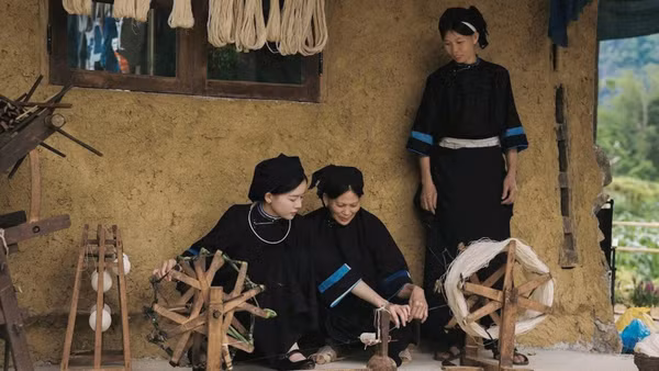 Vương Thị Trang (bên trái) học nghề dệt vải, nhuộm chàm từ mẹ và các chị em trong bản.