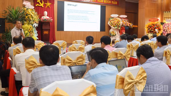 Chuyên gia của Viện Kinh tế xây dựng (Bộ Xây dựng) trình bày chuyên đề chuyên môn về áp dụng mô hình thông tin công trình (BIM). (Ảnh: HIỂN CỪ)