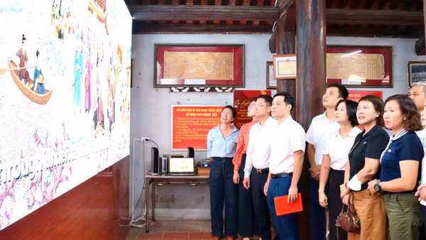 Các đại biểu trải nghiệm bức họa đồ số để tìm hiểu văn hóa địa phương. (Ảnh: Ban tổ chức)
