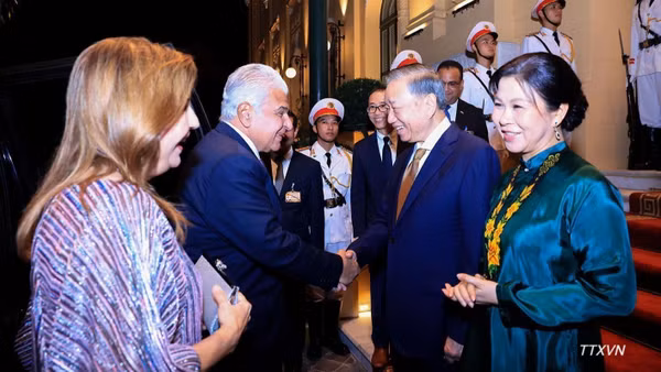Tổng Bí thư, Chủ tịch nước Tô Lâm và Phu nhân Ngô Phương Ly đón Tổng thống Cộng hòa Panama Jose Raul Mulino và Phu nhân Maricel Cohen de Mulino. (Ảnh: TTXVN)