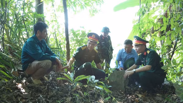 Tổ khảo sát, xác minh của Ban Chỉ đạo tỉnh Sơn La xác minh thông tin từ người dân tại bản Sập Xa, xã Suối Bau cũ, nay là xã Gia Phù, tỉnh Sơn La. (Ảnh: PHAN THẢO)