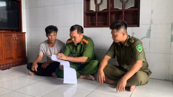 Công an đặc khu đến từng cơ sở lưu trú để tuyên truyền, hướng dẫn quản lý lưu trú trên địa bàn. (ẢNH: TRÂM HẬU)