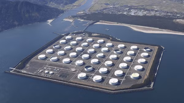 Bể chứa dầu tại kho dự trữ ở Kagoshima, Nhật Bản. (Ảnh: Kyodo/TTXVN)