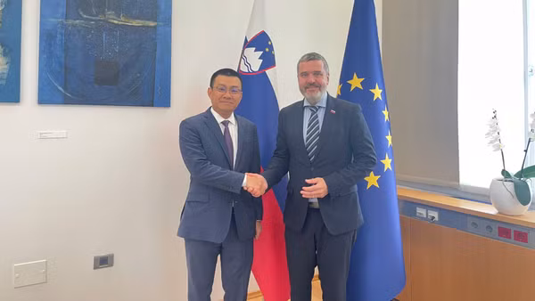Đại sứ Việt Nam tại Áo kiêm nhiệm Slovenia Vũ Lê Thái Hoàng và Bộ trưởng Ngoại giao Slovenia Tone Kajzer. 