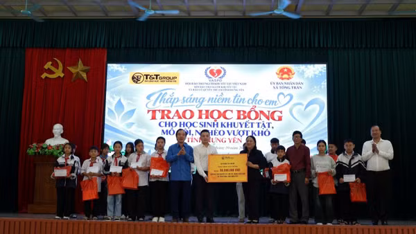Đại diện T&T Group cùng các đơn vị trao 50 suất học bổng cho học sinh có hoàn cảnh khó khăn tại xã Tống Trân (tỉnh Hưng Yên). (Ảnh: ANH CHIẾN)