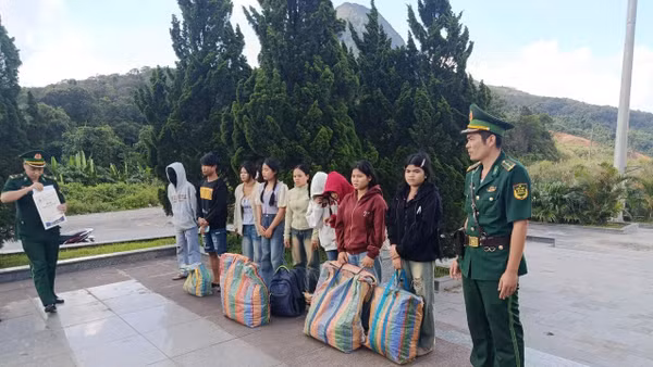 Các đối tượng bị lực lượng Bộ đội Biên phòng tỉnh Quảng Trị bắt giữ khi đang nhập cảnh trái phép về Việt Nam. (Ảnh: Bộ đội Biên phòng tỉnh Quảng Trị)