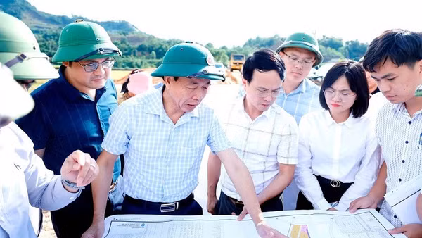 Chủ tịch Ủy ban nhân dân tỉnh Lê Văn Lương kiểm tra tại dự án Khu đô thị, thương mại, du lịch, dịch vụ và sân golf Huổi Phạ. (Ảnh: LÊ LAN)