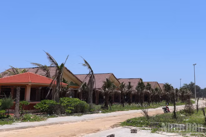 Xã Cửa Việt, tỉnh Quảng Trị có 33 nhà hàng được đầu tư xây dựng nhưng chưa đưa vào sử dụng, bỏ hoang gần 2 năm nay.