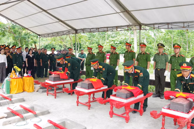 Hài cốt liệt sĩ được an táng tại Nghĩa trang liệt sĩ Đông Lễ, phường Nam Đông Hà, tỉnh Quảng Trị. (Ảnh: XUÂN DIỆN)