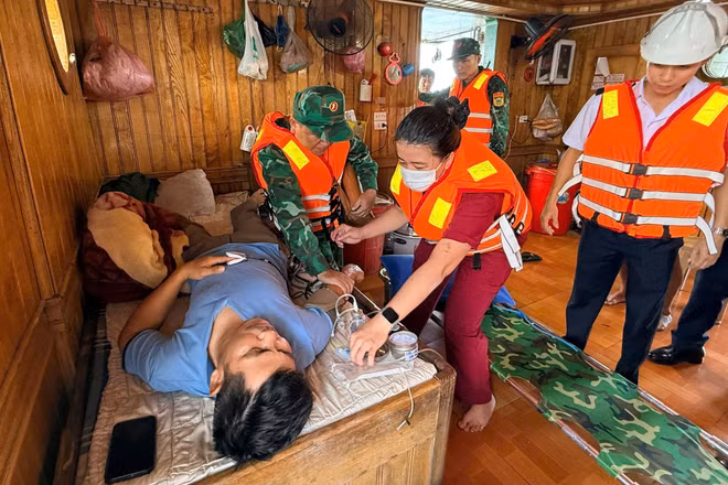 Lực lượng chức năng tiến hành sơ cứu cho thuyền trưởng tàu Quang Anh 69.