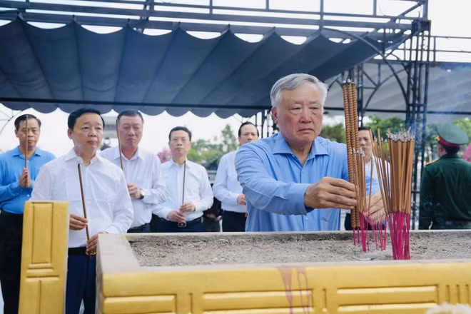 Đồng chí Nguyễn Hòa Bình cùng đoàn công tác thành kính dâng hương tưởng nhớ các Anh hùng liệt sĩ tại Nghĩa trang liệt sĩ quốc gia Đường 9.