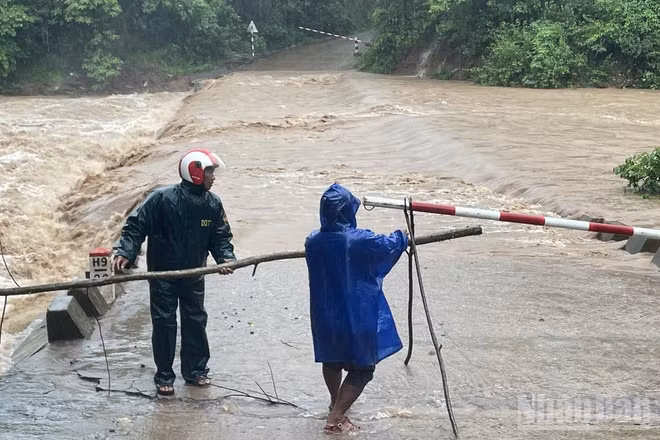Mưa lớn gây ngập lụt nhiều điểm ngầm tràn trên tuyến ĐT.586 đoạn qua xã A Dơi. (Ảnh: H.M)