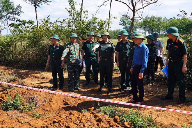 Ban Chỉ đạo tìm kiếm, quy tập và xác định danh tính hài cốt liệt sĩ Quân khu 4 và tỉnh Quảng Trị khảo sát, xác định khu vực tìm kiếm hài cốt liệt sĩ tại đồi Cồn Tiên. (Ảnh: Bộ Chỉ huy quân sự tỉnh Quảng Trị)