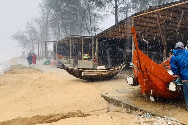 Sóng lớn khiến nhiều đoạn đường, lều quán của người dân dọc bãi tắm Mỹ Thủy bị nứt gãy, nguy cơ sụt lún. (Ảnh: H.M)