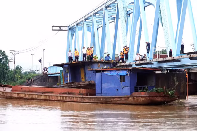 Tỉnh Quảng Trị khẩn trương triển khai phương án xử lý cụm sà-lan mắc kẹt tại cầu đường sắt Mỹ Chánh, xã Nam Hải Lăng. (Ảnh: H.M)