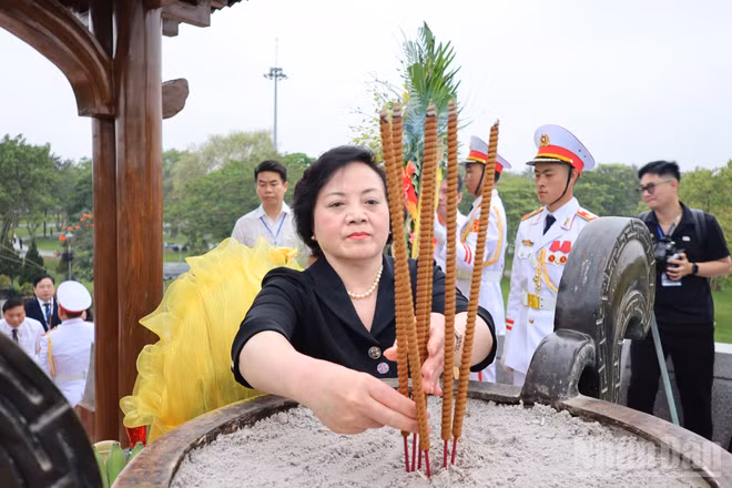 Phó Thủ tướng Chính phủ Phạm Thị Thanh Trà dâng hương tại Đài tưởng niệm trung tâm, Di tích quốc gia đặc biệt Thành Cổ Quảng Trị.