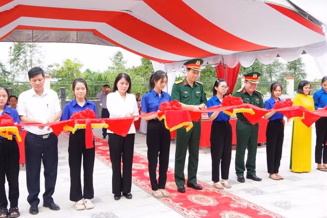 Các đại biểu cắt băng khánh thành công trình.