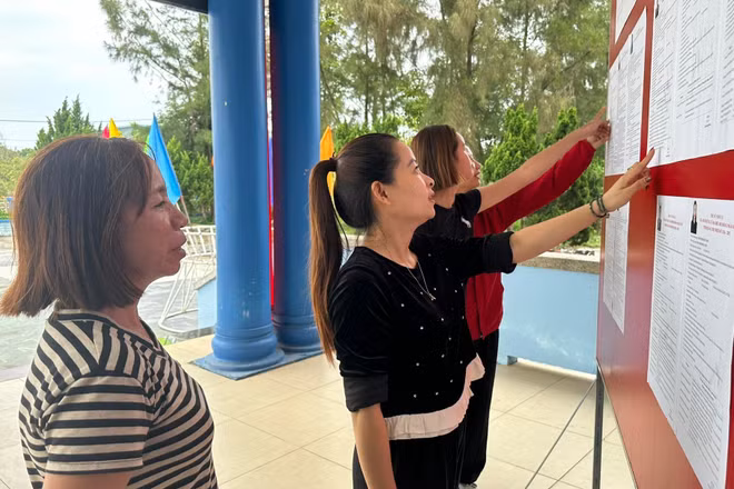 Cử tri đặc khu Cồn Cỏ theo dõi danh sách, tiểu sử người ứng cử.