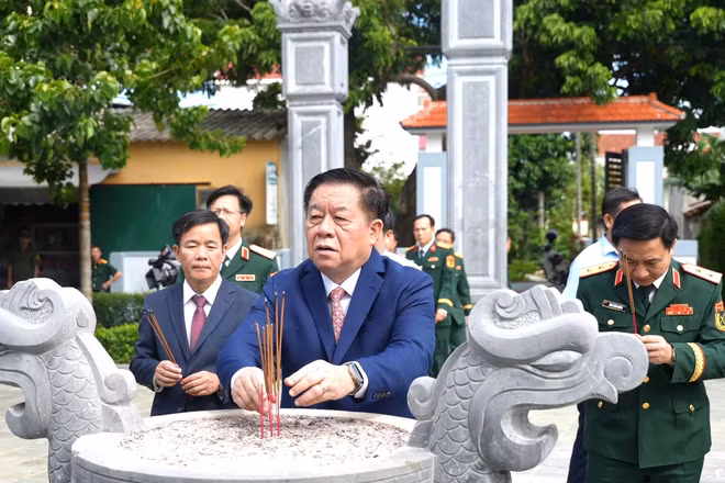 Đại tướng Nguyễn Trọng Nghĩa, Chủ nhiệm Tổng cục Chính trị Quân đội nhân dân Việt Nam dâng hương tại Nhà tưởng niệm Đại tướng Võ Nguyên Giáp. (Ảnh: H.M)