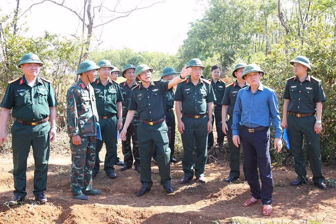 Đoàn công tác kiểm tra thực địa các vị trí tổ radar xuyên đất kiến nghị đào khảo sát. (Ảnh: Hoàng Cuối)