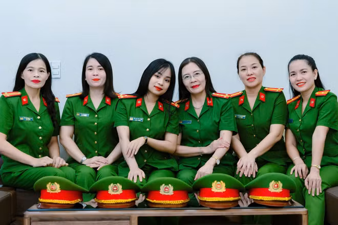 Đại tá Phan Thị Thu Hiền (thứ 3, từ phải qua) và các đồng nghiệp. (Ảnh: H.M)