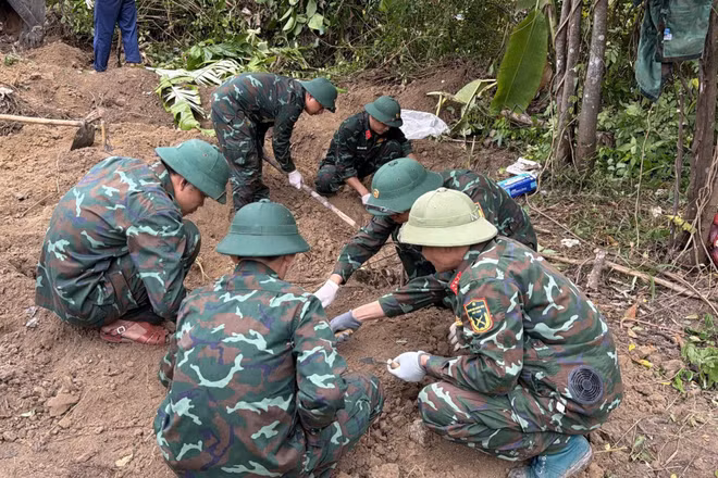 Đội 584 phát hiện, quy tập hài cốt liệt sĩ tại khu phố Tri Bưu, phường Quảng Trị. (Ảnh: Xuân Diện)