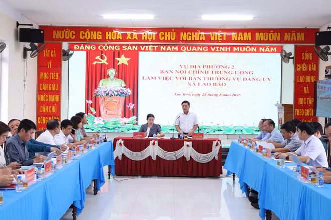 Vụ Địa phương II, Ban Nội chính Trung ương và Ban Nội chính Tỉnh ủy Quảng Trị làm việc với Ban Thường vụ Đảng ủy xã Lao Bảo. (Ảnh: H.M)