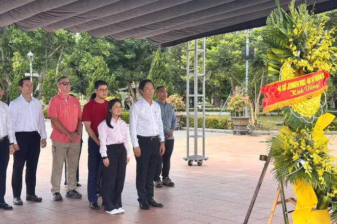Đoàn công tác Đại sứ quán Hoa Kỳ tại Việt Nam và lãnh đạo tỉnh Quảng Trị tưởng niệm các Anh hùng liệt sĩ tại Di tích quốc gia đặc biệt Thành cổ Quảng Trị. (Ảnh: H.M)
