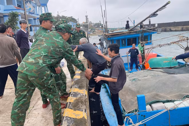 Đồn Biên phòng Cồn Cỏ hỗ trợ các thuyền viên tàu bị nạn lên bờ an toàn.