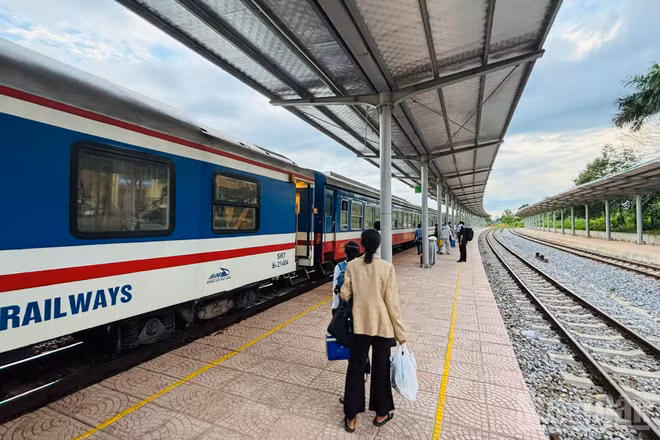 Các đoàn tàu đi từ bắc vào nam tạm dừng tại ga Đông Hà do tuyến đường sắt Quảng Trị-Huế bị ngập.