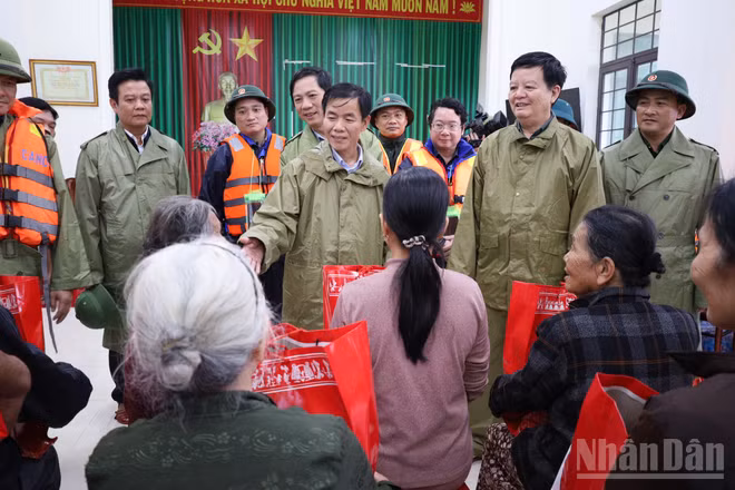 Phó Thủ tướng Chính phủ Mai Văn Chính thăm, tặng quà động viên bà con vùng "rốn lũ" tại xã Diên Sanh, tỉnh Quảng Trị.