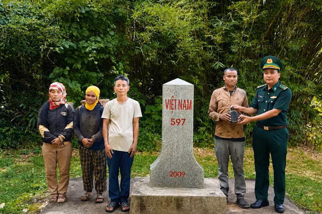 Đồn Biên phòng Hướng Phùng tiếp nhận di vật và thông tin mộ liệt sĩ từ gia đình ông Hồ Văn Vang.