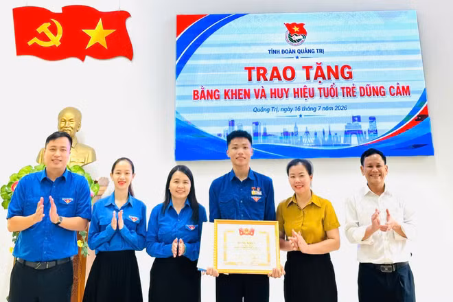Em Lê Đức Trung nhận Bằng khen của Trung ương Đoàn.
