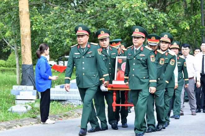 Lãnh đạo, chỉ huy Đoàn kinh tế-quốc phòng 337 và cấp ủy, chính quyền địa phương di chuyển hài cốt liệt sĩ về khu vực an táng.