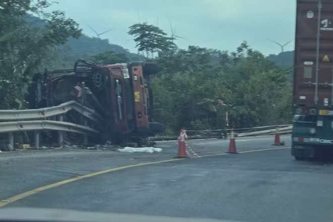 Hiện trường vụ tai nạn xảy ra trên Quốc lộ 9 đoạn qua xã Đakrông, tỉnh Quảng Trị khiến 3 người tử vong.