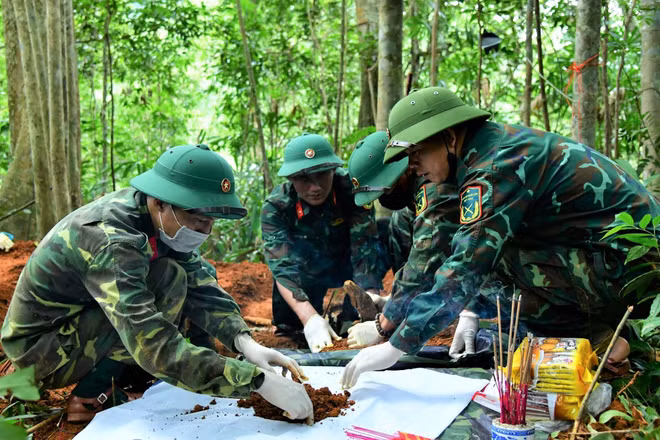 Đội quy tập hài cốt liệt sĩ Đoàn Kinh tế-Quốc phòng 337 phát hiện, cất bốc hài cốt liệt sĩ.