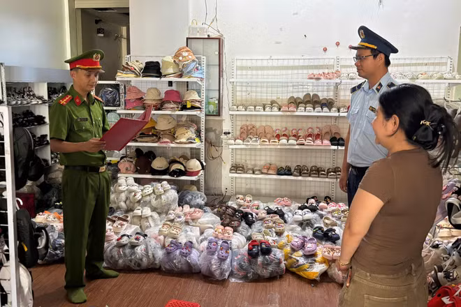 Phòng Cảnh sát kinh tế Công an tỉnh Quảng Trị khởi tố chủ cửa hàng bán sản phẩm giả các thương hiệu nổi tiếng.