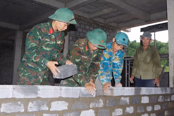 Cán bộ, chiến sĩ Bộ Chỉ huy quân sự tỉnh Quảng Trị tham gia xây dựng các trường phổ thông nội trú liên cấp tiểu học và trung học cơ sở trên địa bàn các xã biên giới.