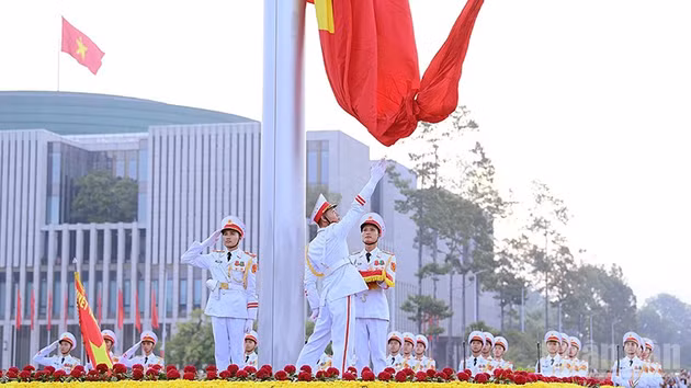 Lá Quốc kỳ tung bay trong nắng Ba Đình sáng sớm 2/9/2026. (Ảnh: TÙNG MAI)