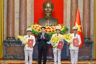 Chủ tịch nước Lương Cường trao quyết định thăng cấp bậc hàm Thượng tướng cho lãnh đạo Bộ Công an. (Ảnh: XUÂN KỲ-THỦY NGUYÊN)