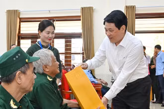 Chủ tịch nước Lương Cường thăm, tặng quà thương binh, bệnh binh.