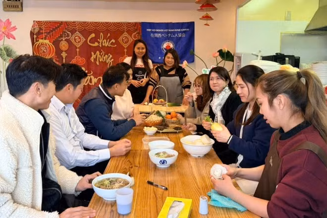 Lớp dạy nấu các món ăn truyền thống Việt Nam góp phần gìn giữ bản sắc văn hóa dân tộc và tăng cường giao lưu, gắn kết cộng đồng người Việt tại Nhật Bản.