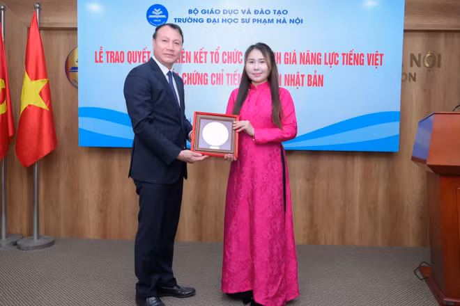 Phó Giáo sư, Tiến sĩ Nguyễn Đức Sơn - Hiệu trưởng Trường đại học Sư phạm Hà Nội và bà Lê Thương - Phó Chủ tịch thường trực Hiệp hội Xúc tiến hợp tác kinh tế Việt Nam-Nhật Bản tại Lễ trao Quyết định liên kết tổ chức thi đánh giá năng lực tiếng Việt và cấp chứng chỉ tiếng Việt tại Nhật Bản.