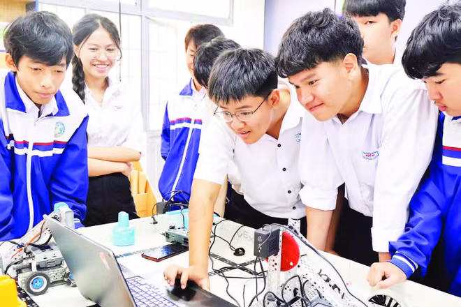 Học sinh Trường trung học phổ thông Đạm Ri, tỉnh Lâm Đồng sử dụng các thiết bị trong phòng STEM innovation.
