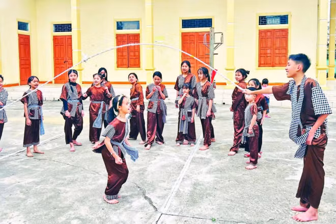 Các bạn nhỏ của lớp học “Neo hồn ví, giặm” trong một buổi sinh hoạt về nguồn, tham gia các trò chơi dân gian.