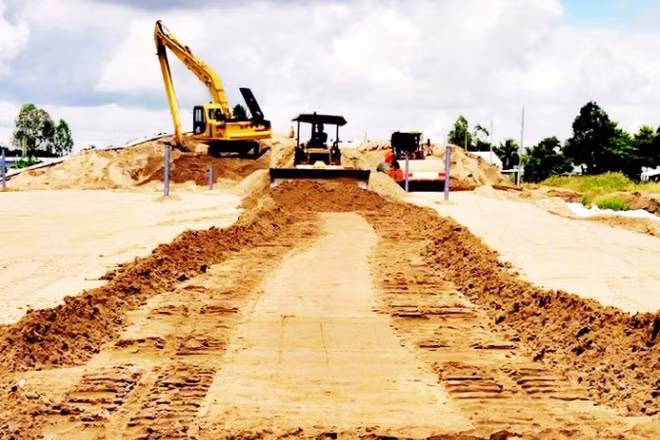 Dự án đường cao tốc Châu Đốc-Cần Thơ-Sóc Trăng đang được các nhà thầu đắp cát gia tải tuyến chính, sản lượng toàn dự án đạt khoảng 60% giá trị hợp đồng.
