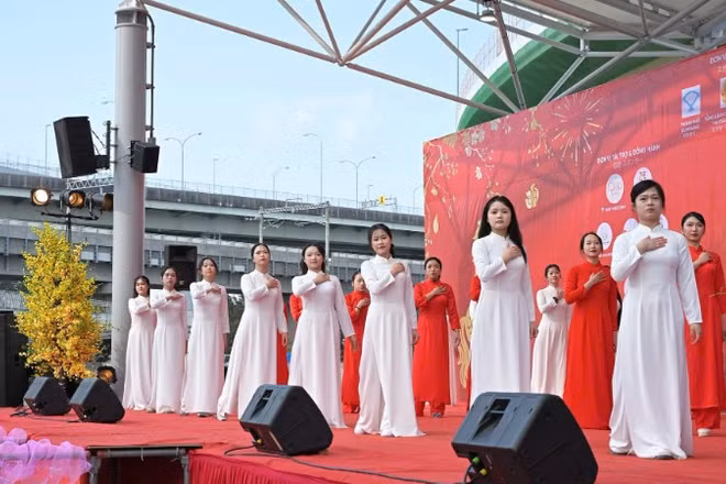 Lễ hội Tết Việt 2026 với chủ đề “Việt Nam rạng ngời” là lời chào mừng đầy ý nghĩa của cộng đồng người Việt Nam tại Nhật Bản đối với thành công của Đại hội đại biểu toàn quốc lần thứ XIV của Đảng.