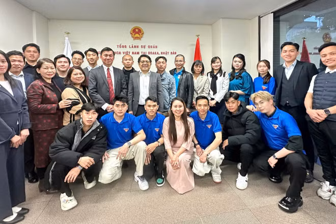 Các đại biểu tham gia chương trình kỷ niệm 95 năm Ngày thành lập Đoàn Thanh niên Cộng sản Hồ Chí Minh tại trụ sở Tổng Lãnh sự quán Việt Nam tại Osaka (Nhật Bản).