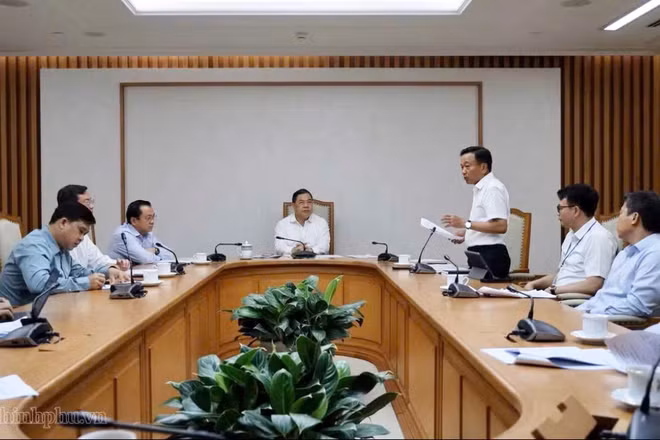 Ủy viên Bộ Chính trị, Phó Thủ tướng Thường trực Phạm Gia Túc nghe đại biểu báo cáo tại cuộc họp. (Ảnh: VGP/Phương Nguyên)