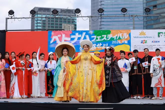 Phần trình diễn trang phục dân tộc trong khuôn khổ Lễ hội Việt Nam 2026 tại Osaka.